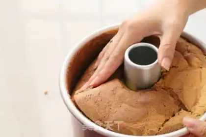 Make Double-coloured twilight cake step 19