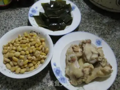 Make Soybeans with chicken wings step 0