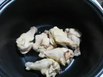 Make Soybeans with chicken wings step 1