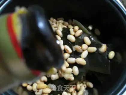 Make Soybeans with chicken wings step 3