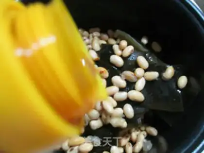 Make Soybeans with chicken wings step 4