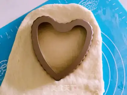 Make A heart-shaped omelet pizza step 4