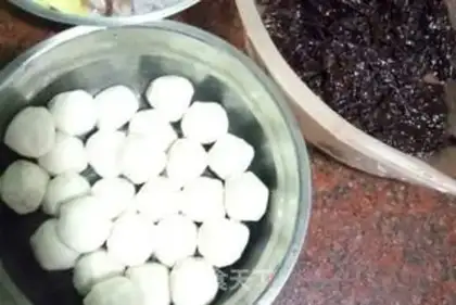 Make Crayfish, fishball soup step 1
