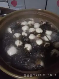 Make Crayfish, fishball soup step 3