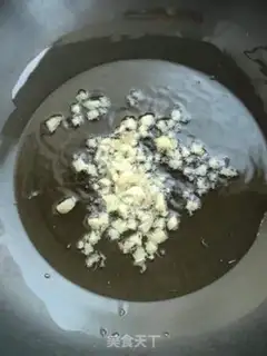 Make Garlic juice and back shrimp step 2