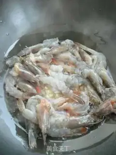 Make Garlic juice and back shrimp step 3
