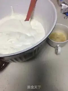 Make Yogurt-cracker mousse step 1