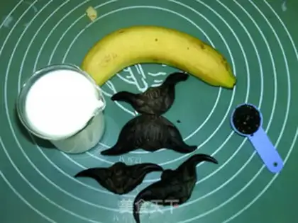 Make Black sesame banana horned milk step 0