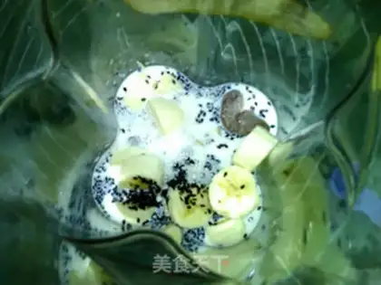 Make Black sesame banana horned milk step 3