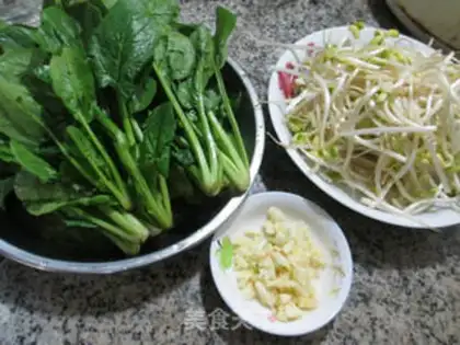 Make Spinach fried soybean sprouts step 0