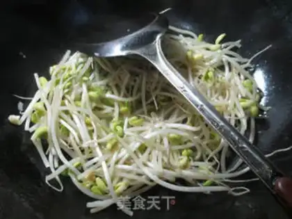 Make Spinach fried soybean sprouts step 3