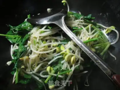 Make Spinach fried soybean sprouts step 4