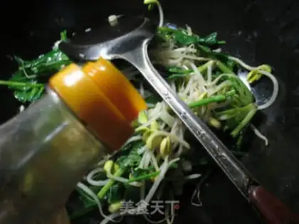 Make Spinach fried soybean sprouts step 5
