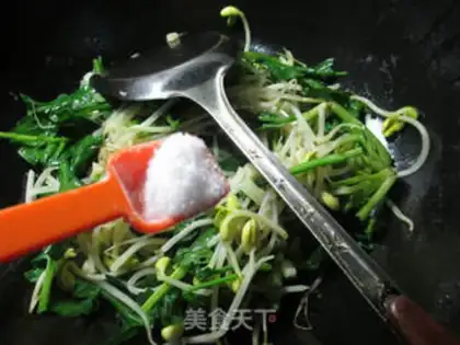 Make Spinach fried soybean sprouts step 6