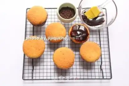 Make Spider Cupcake step 11