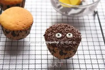 Make Spider Cupcake step 13