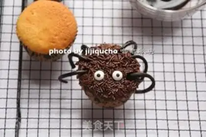 Make Spider Cupcake step 14
