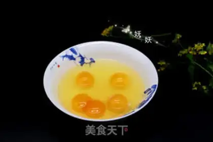 Make Tomato fried eggs step 1