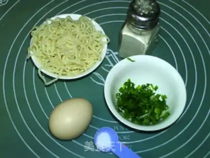 Make Onion eggs, noodle step 0