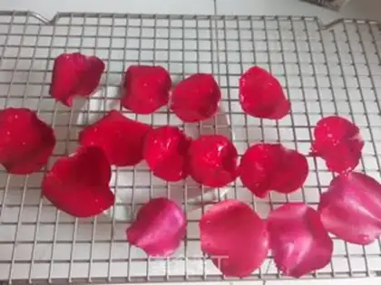 Make Rose dress cake step 10