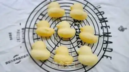 Make Little duck yogurt cake step 16