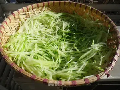 Make Spicy radish pickles step 2