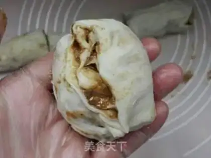 Make Old Beijing sesame pancakes step 7