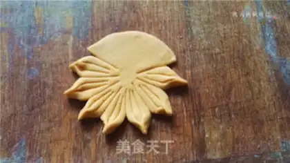 Make Little tiger flower step 13