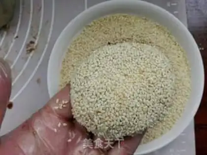 Make Old Beijing sesame pancakes step 11
