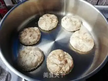 Make Old Beijing sesame pancakes step 12