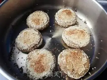 Make Old Beijing sesame pancakes step 13