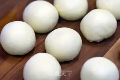 Make Peacock rolls bread step 2