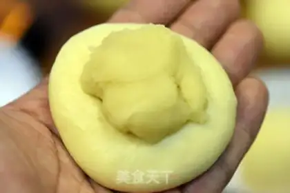 Make Peacock rolls bread step 3