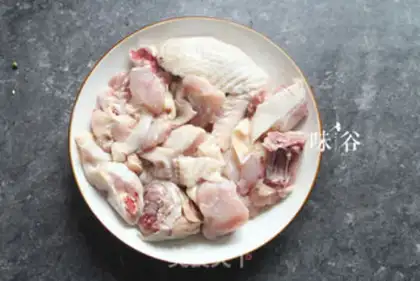 Make Monkey mushroom chicken soup step 1