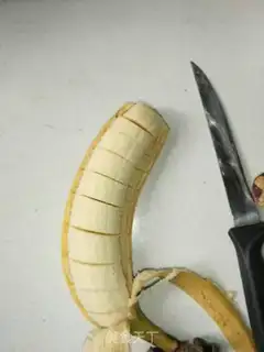 Make A red-tree banana shake step 1