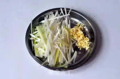 Make Spicy chicken silk step 7