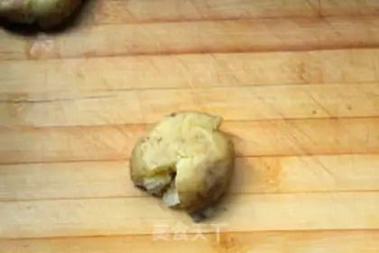 Make Beef roasting potatoes step 1