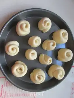 Make Peanut rose bread step 9