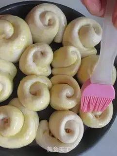Make Peanut rose bread step 10