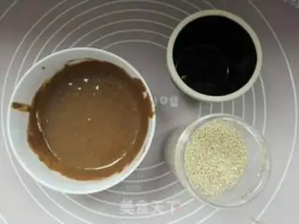 Make Old Beijing sesame pancakes step 2