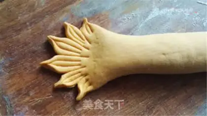 Make Little tiger flower step 8