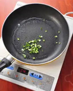 Make Tomato fried eggs step 3