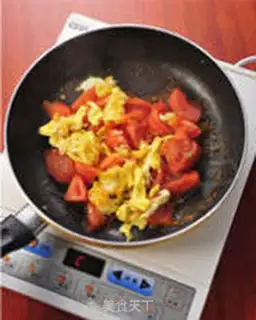 Make Tomato fried eggs step 5