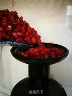 Make Fresh pomegranate juice step 1