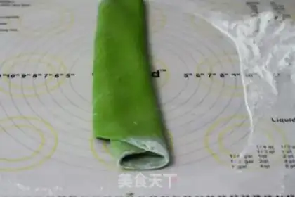 Make Pineapple hand noodles step 7
