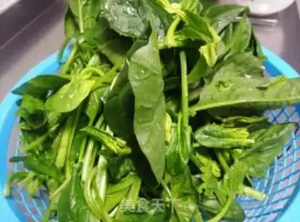 Make spinach omelet soup step 1
