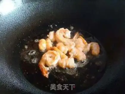 Make Thai pineapple fried rice step 4