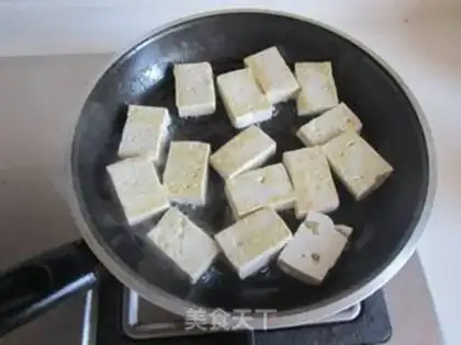 Make Tofu-coated poaching fish step 1