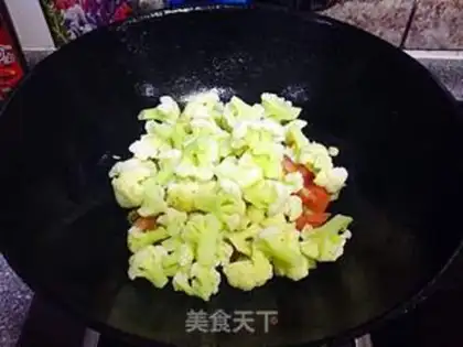 Make Tomato fried flowers step 3