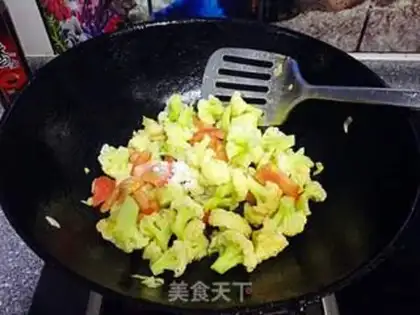 Make Tomato fried flowers step 4